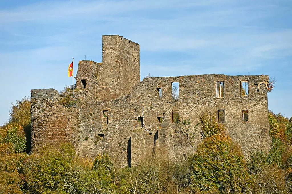 Ruine der Virneburg, Palas mit zwei Geschossen aus dem 16. Jahrhundert, Südseite
