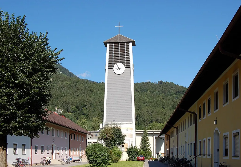 Die denkmalgeschützte Pfarrkirche Heilige Familie in der Andreas Hofer-Straße 42 in Lienz ist eine Stahlbetonkirche über rechteckigem Grundriss mit abgesetzter Apsis und hohem Chorturm, die zwischen 1960 und 1963 nach Plänen der Architekten Otto Gruber und Hans Buchrainer aus Lienz an der Südtirolersiedlung errichtet wurde. This media shows the protected monument with ObjektID 2960 in Austria. (Commons, de, Wikidata)
