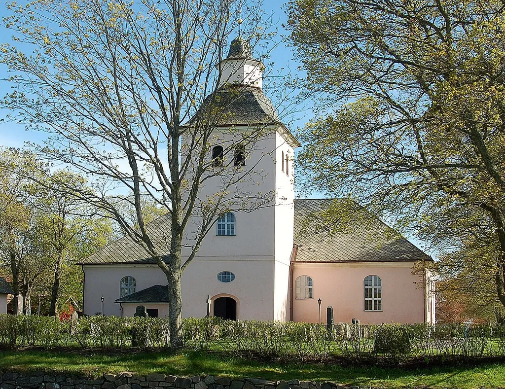 Rudskoga kyrka från norr.