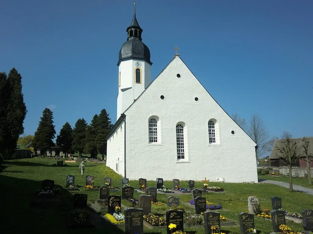 Kirche in Clausnitz im Erzgebirge. 1696 wurde die Kirche erneuert und bedeutend vergrößert.