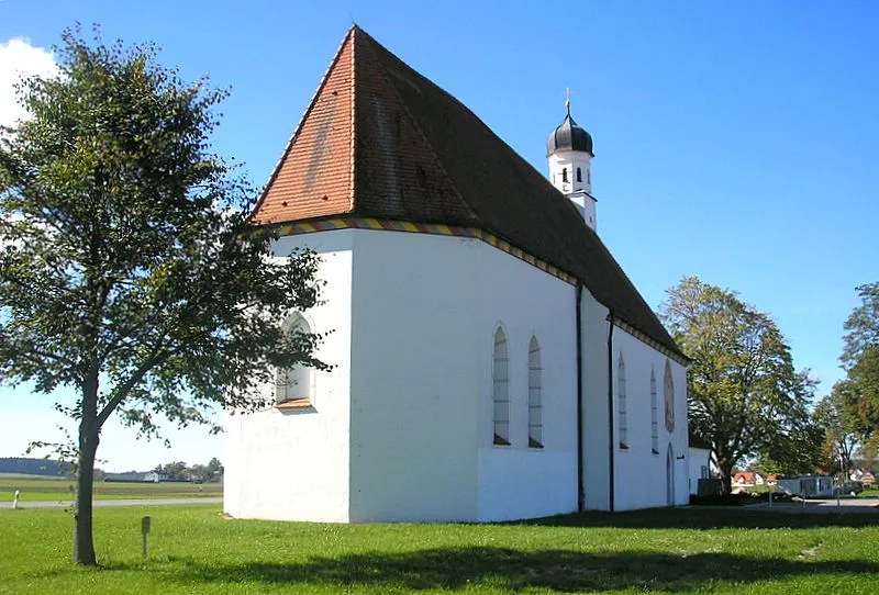 Wallfahrtskirche St. Willibald (Jesenwang, Landkreis Fürstenfeldbruck, Oberbayern). Ansicht von Osten. Eigene Aufnahme, Okt. 2006 / Pilgrimage church St. Willibald at Jesenwang (Upper Bavaria, Germany). View from the east. Own photo, Oct. 2006