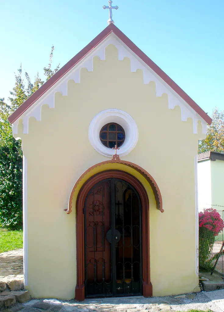 Inschrift an der bemalten Decke: Kapelle in der Nähe des Kinderspielplatzes in Weyer. Inschrift an der bemalten Decke: "Johann und Katharina Kagerer, renoviert 1919" This media shows the protected monument with ObjektID 116385 in Austria. (Commons, de, Wikidata)