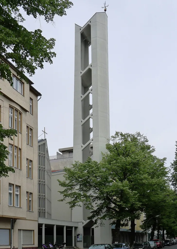 Campanile vor der Vorhalle der Kirche