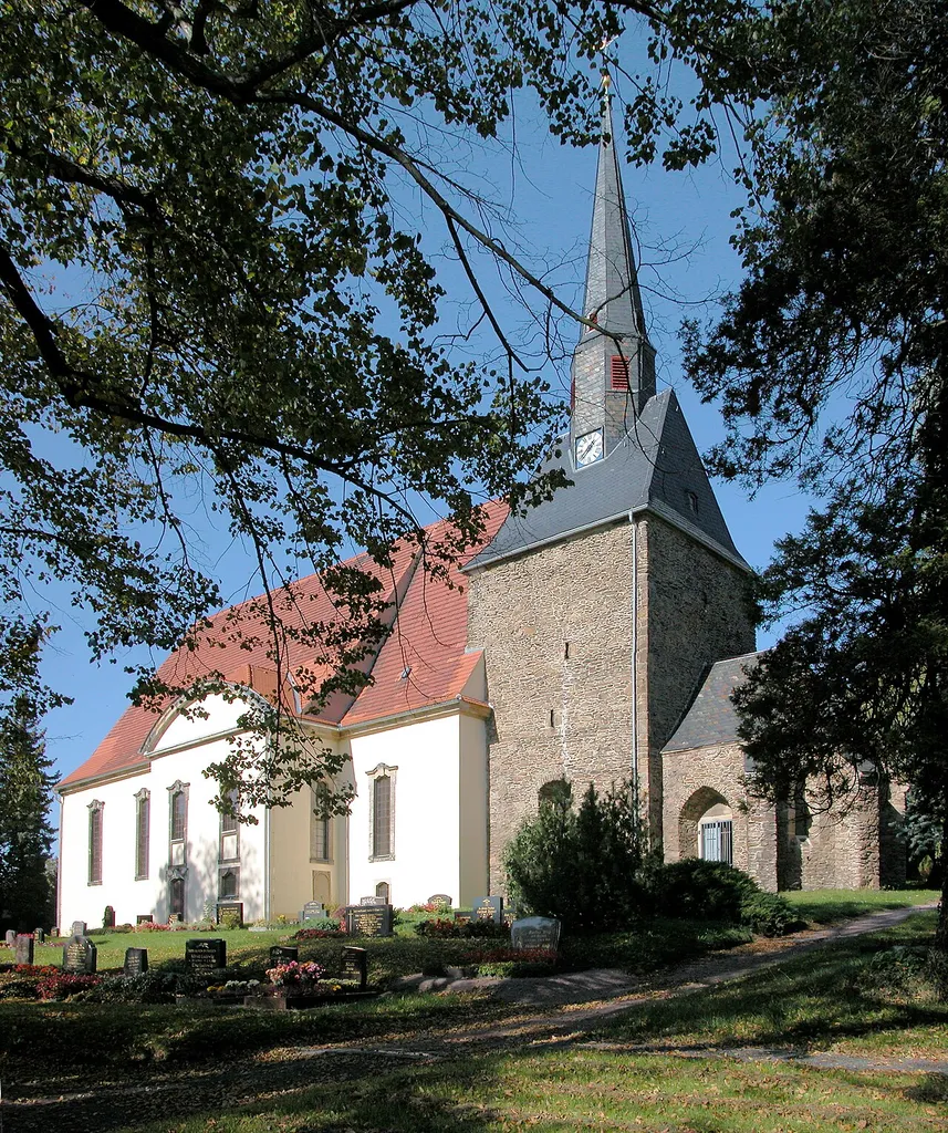 10.10.2010 09629 Neukirchen (Reinsberg), Kirchberg (GMP: 51.027896,13.403544): Dorfkirche. Ihr ältester Teil ist vermutlich um 1450 entstanden. Er hebt sich mit seinem gotischen Bruchsteinmauerwerk deutlich vom später angebauten Kirchenschiff ab. [DSCN42589-90.TIF]20101010175MDR.JPG(c)Blobelt