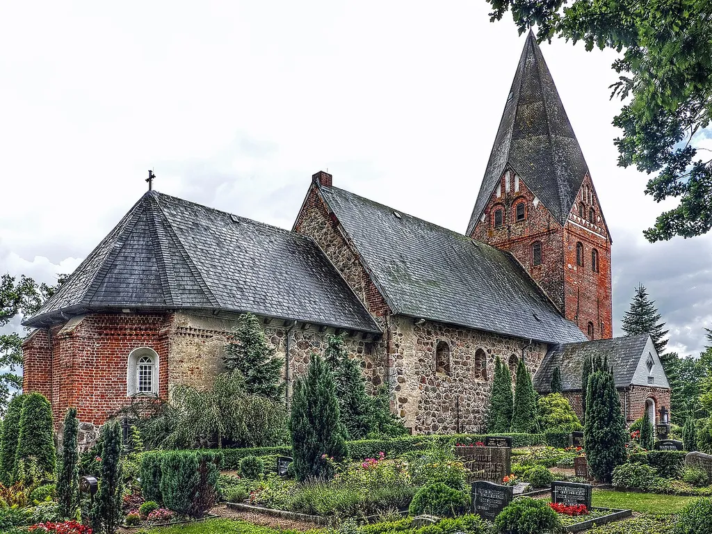 St.-Marien-Kirche in Esgrus (Kreis Schleswig-Flensburg), erbaut im 12. Jh. (Turm aus dem 15. Jh.).