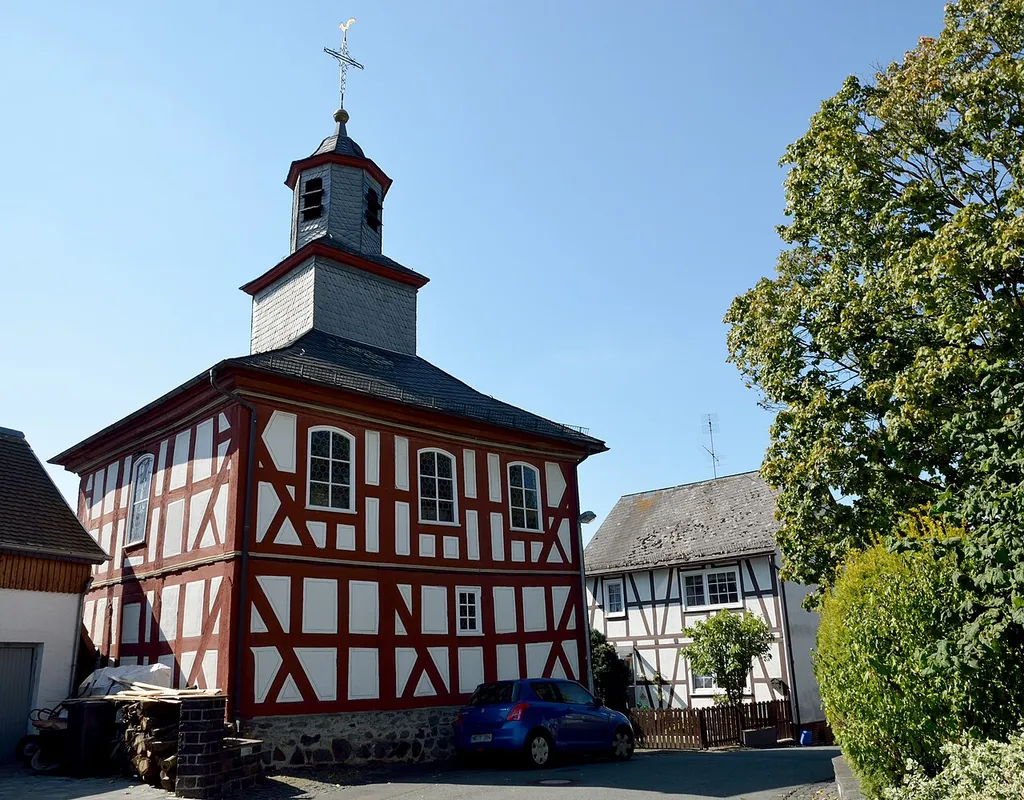 Die Evangelische Kirche in Runzhausen. Eine der drei "Kaffeemühlenkirchen" im Landkreis Marburg-Biedenkopf.