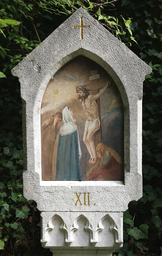 Karmeliterweg, Mainburg; Kreuzweg, 14 Stationen, ädikulaartige Bildstöcke mit spitzbogigen Bildfeldern, auf Pfeilern mit Blendmaßwerken, neugotisch, 1854