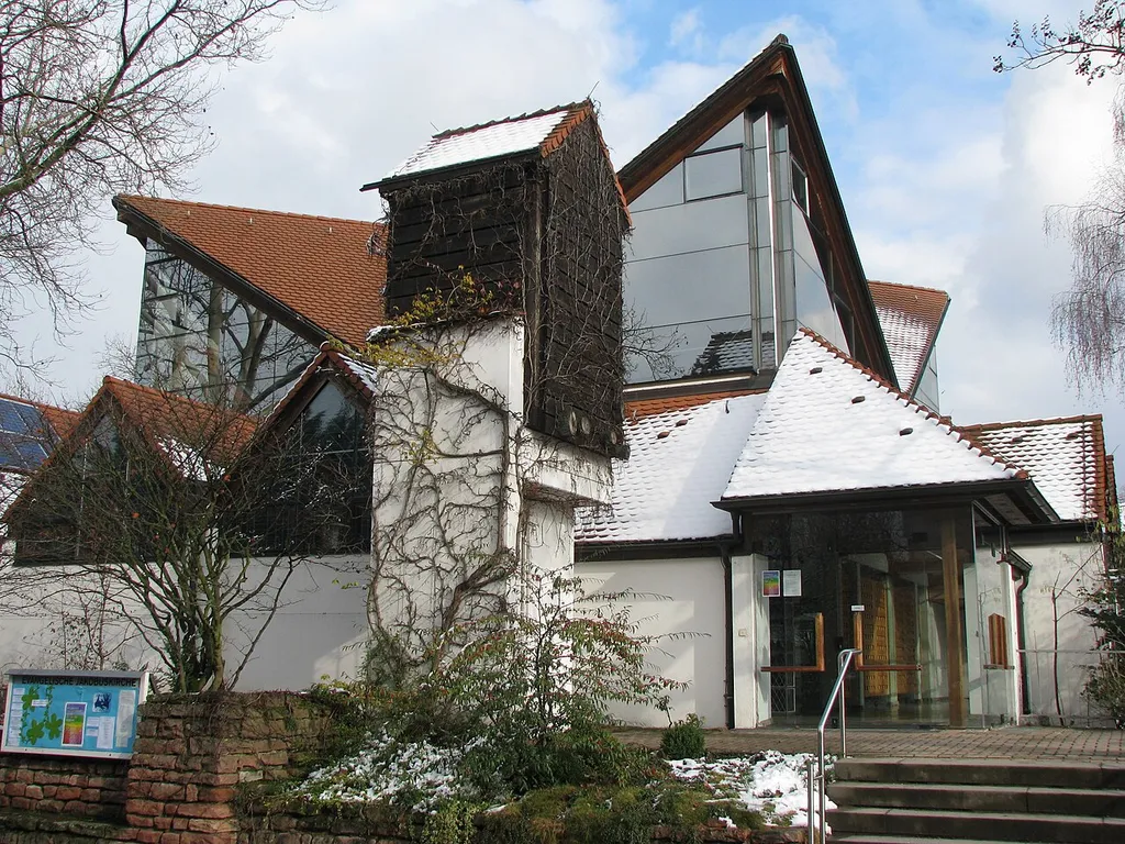 Die evangelische Jakobuskirche in Heidelberg-Neuenheim. Erbaut 1990, Architekt: Gerhard Hauss