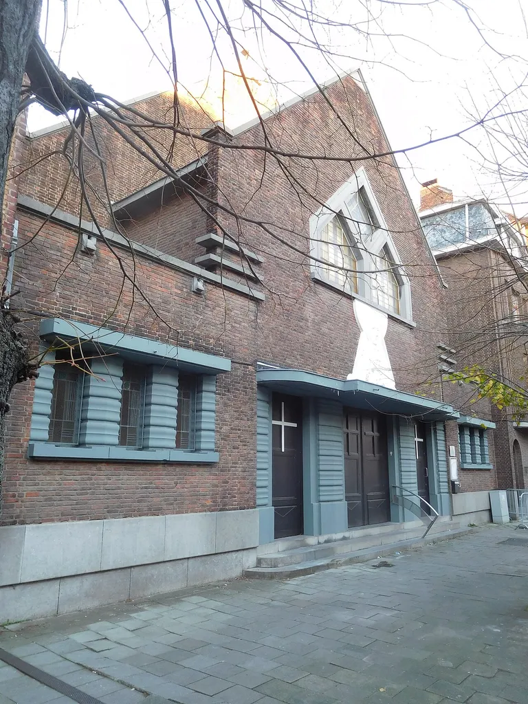 L'église Notre-Dame du Sacré-Cœur se trouve à la rue Norbert Gille, à Anderlecht, un quartier occidental de Bruxelles
