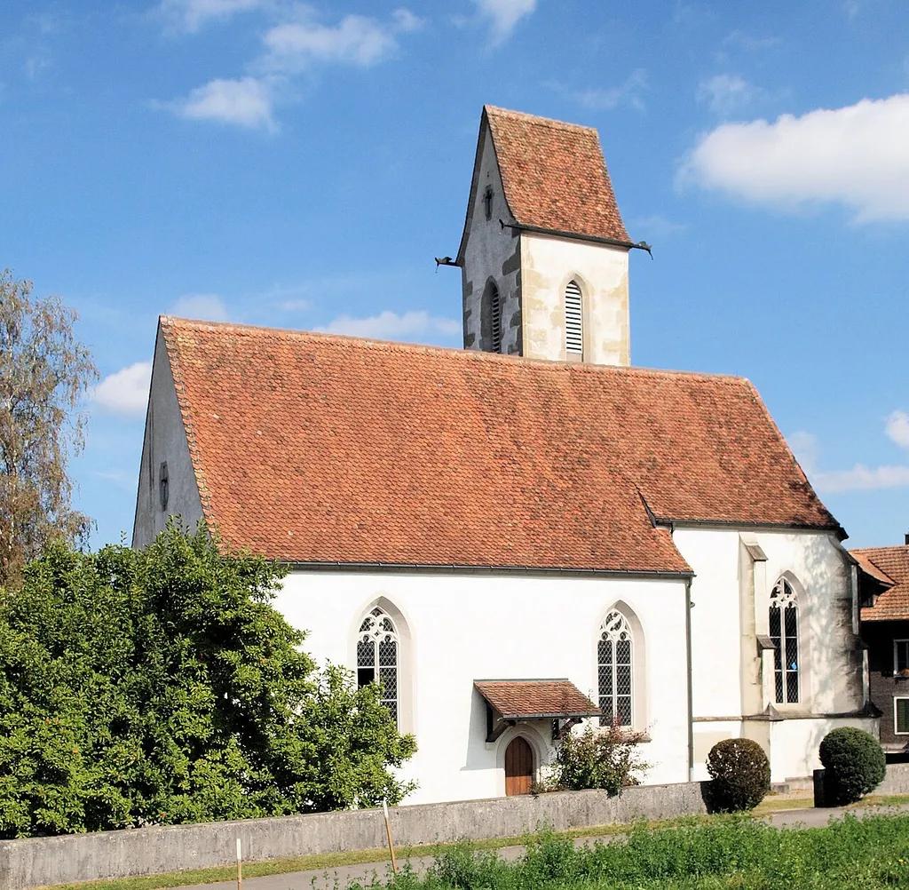 Die Kirche St. Wolfgang in Hünenberg (Kanton Zug). Ansicht von Südwesten
