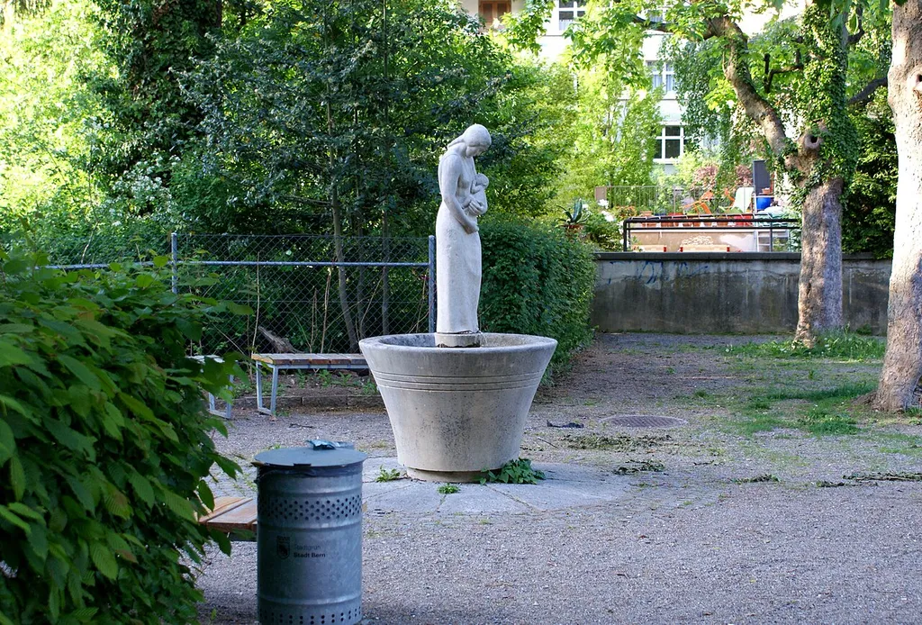 fountain playground Untere Humboldtstrasse / mother with baby