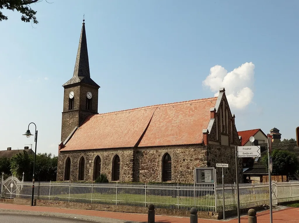 Dorfkirche in Hennickendorf, ein Ortsteil von Rüdersdorf bei Berlin. Errichtet vermutlich im 14. oder 15. Jahrhundert vermutlich als Wehrkirche. 1863 erheblich umgebaut.