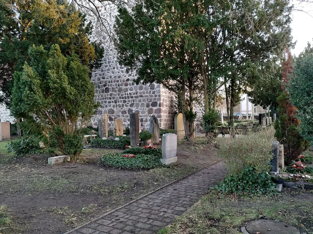 Dorfkirche in Berlin-Blankenburg, Friedhof