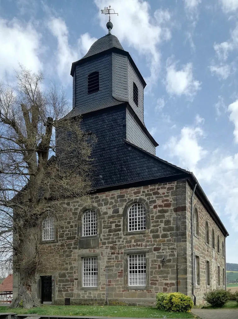 Eingangsseite der evangelischen Kirche in Homberg-Berge
