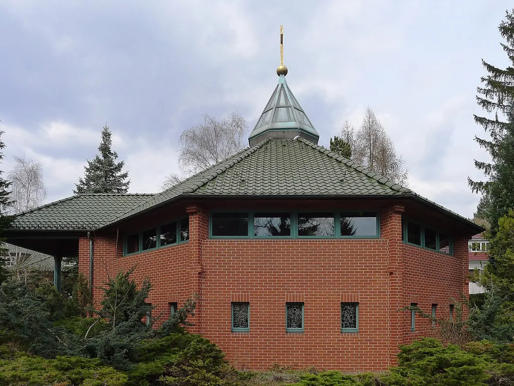 Blick auf die Kirche von der Straße aus