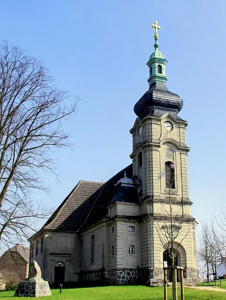 Gransse, Ortsteil Meseberg in Brandenburg. Die Kirche in Meseberg vom Schloss Meseberg aus.