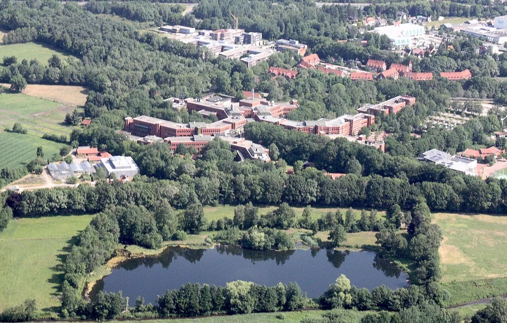 Luftaufnahmen Oldenburg (Oldenburg), mit Weiterflug nach Westen; 1500 Fuß Flughöhe; Juli 2010; Originalfoto bearbeitet: Tonwertkorrektur und Bild geschärft mit Hochpassfilter