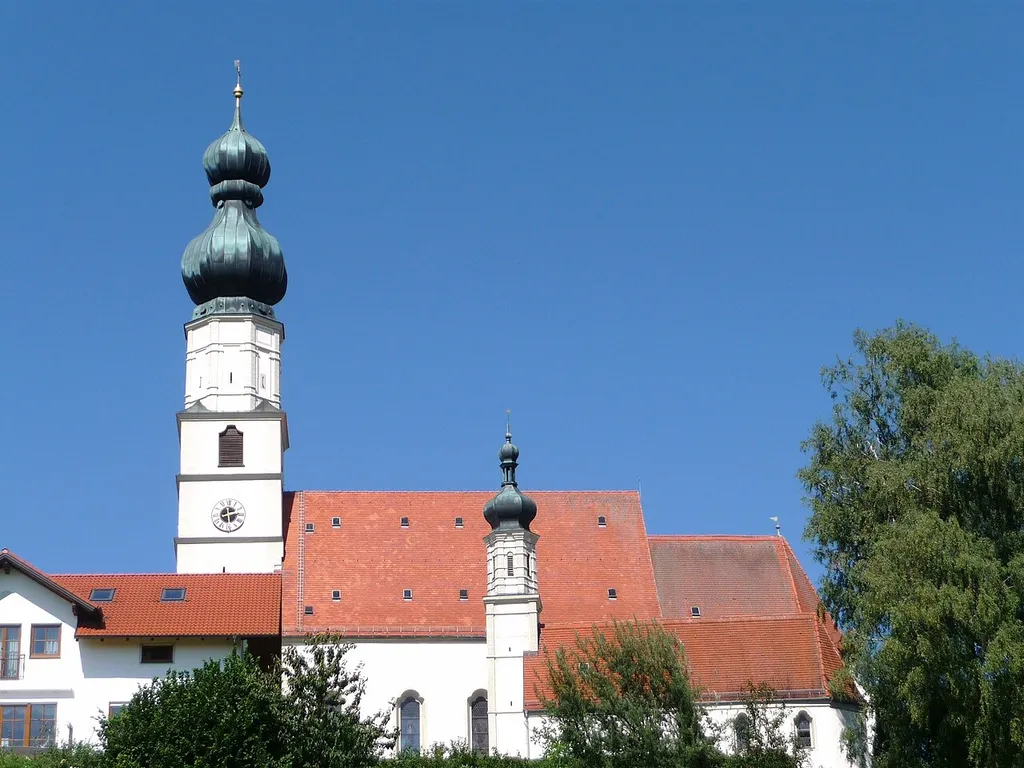 Die Pfarrkirche St.Bartholomäus mit der Bruder-Konrad-Kapelle