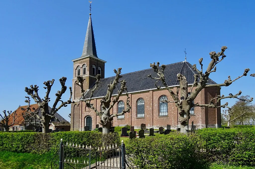 Aanzicht van Theaterkerk Mammemahuis met leilinden (Jellum, Friesland).