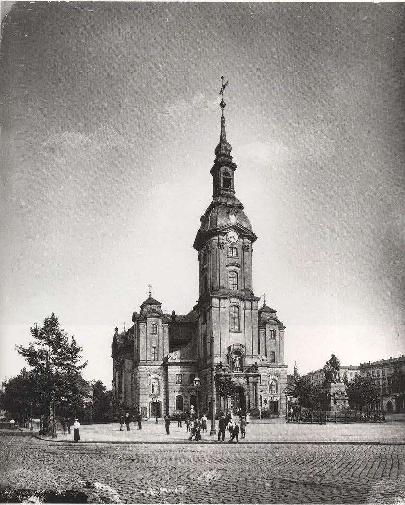 Leipzig: Die Johanniskirche nach dem Umbau durch Hugo Licht, 1894–1897. Über den Portalen die Standfiguren Moses, Johannes und Paulus von Johannes Hartmann, 1902.