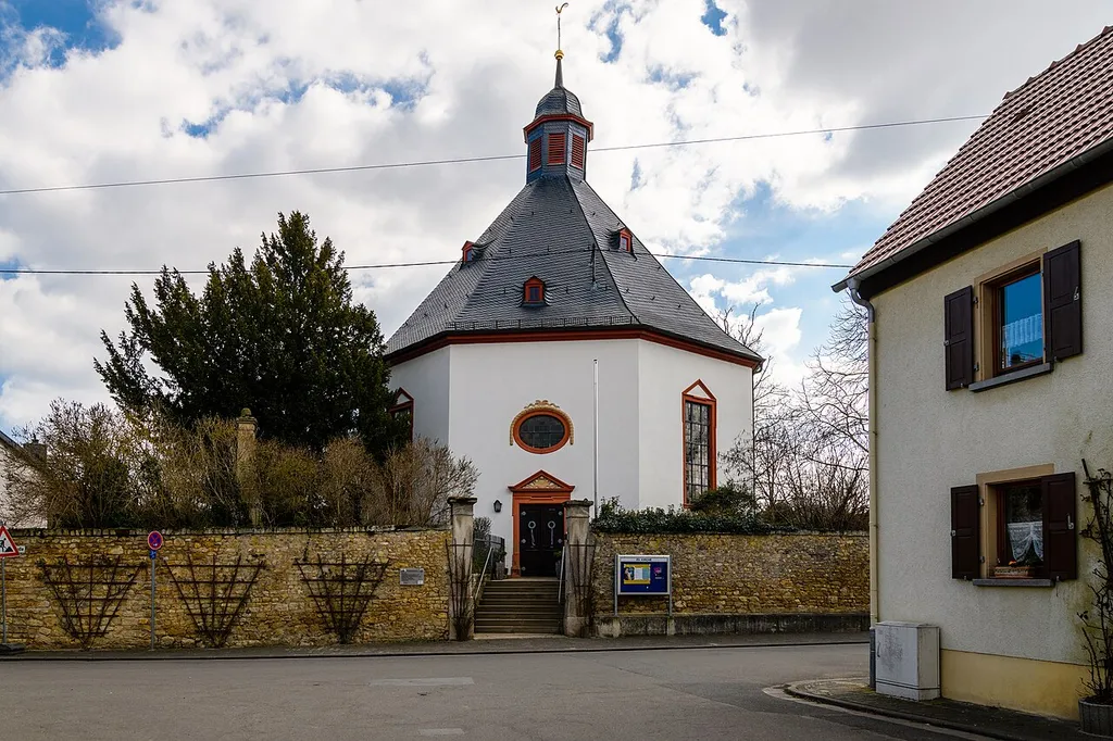 Die evangelische Kirche von Nordwesten aus.