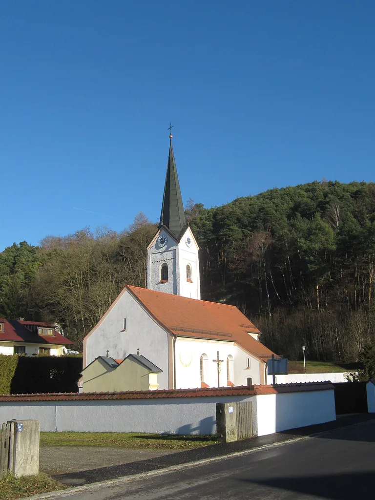 Kirche St. Laurentius in Frichlkofen, Gemeinde Gottfrieding, Niederbayern, Südansicht