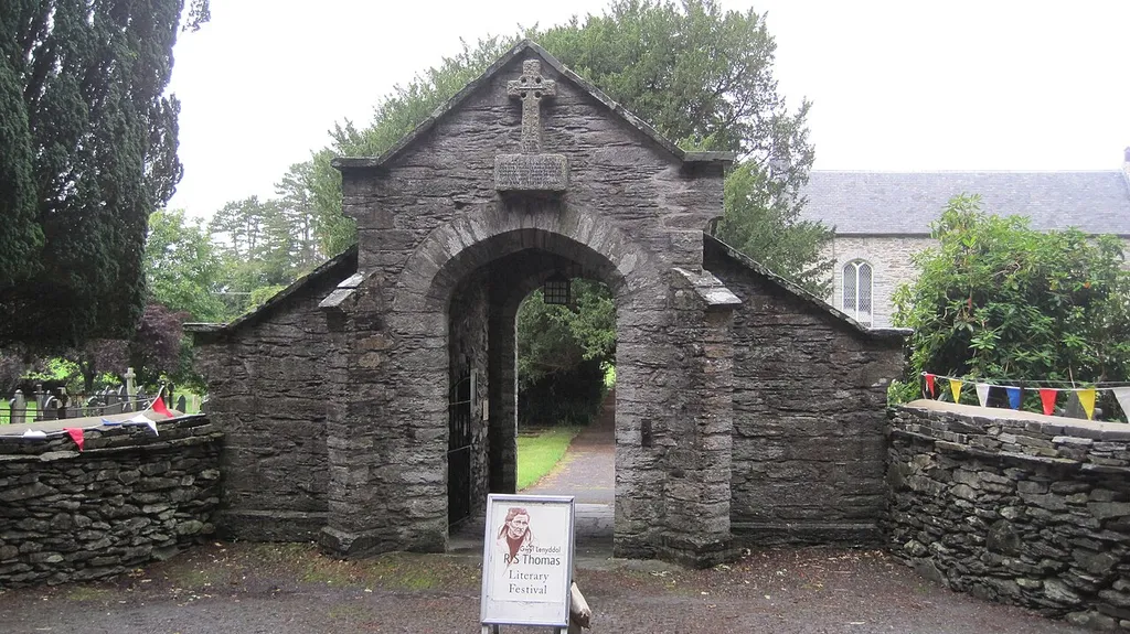 Ffwrnais. Eglwys San Mihangel, Ynys-hir ger Machynlleth. porth yr eglwys.