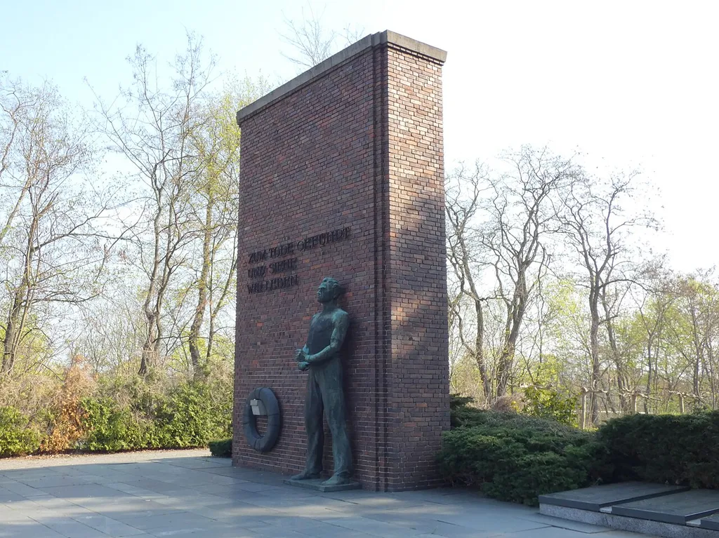 Ehrenmal für die im Zuchthaus Brandenburg-Görden hingerichteten antifaschistischen Widerstandskämpfer, zentrale Plastik von Franz Andreas Threyne, Bronze, Brandenburg an der Havel