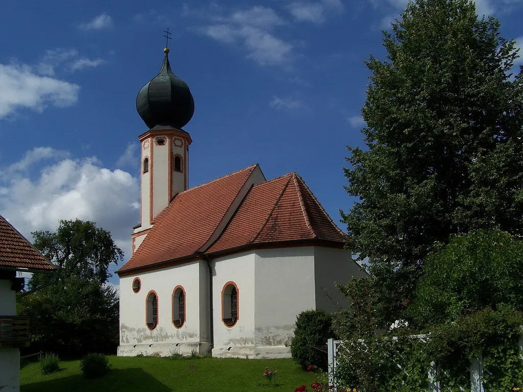 Göttersdorf, katholische Filialkirche St. Elisabeth, einheitlicher barocker Saalbau mit eingezogenem Chor und Westturm, 1692; mit Ausstattung.