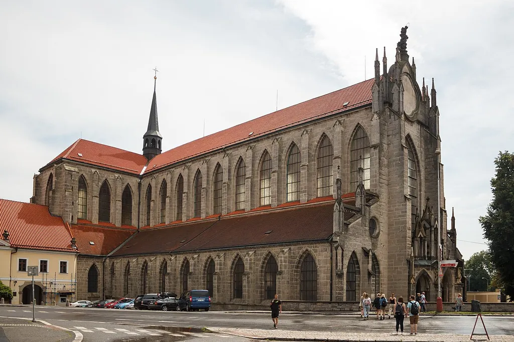 Pohled na kostel Nanebevzetí Panny Marie a svatého Jana Křtitele ze severozápadu