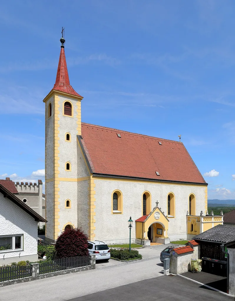 Südwestansicht der Filialkirche hl. Anna in Wallsee, ein Ortsteil der niederösterreichischen Marktgemeinde Wallsee-Sindelburg. Eine schlichte frühbarocke Saalkirche mit einem vorgestellten Westturm aus der zweiten Hälfte des 17. Jahrhunderts, die 1879 tw. in neugotischen Stil umgestaltet wurde.