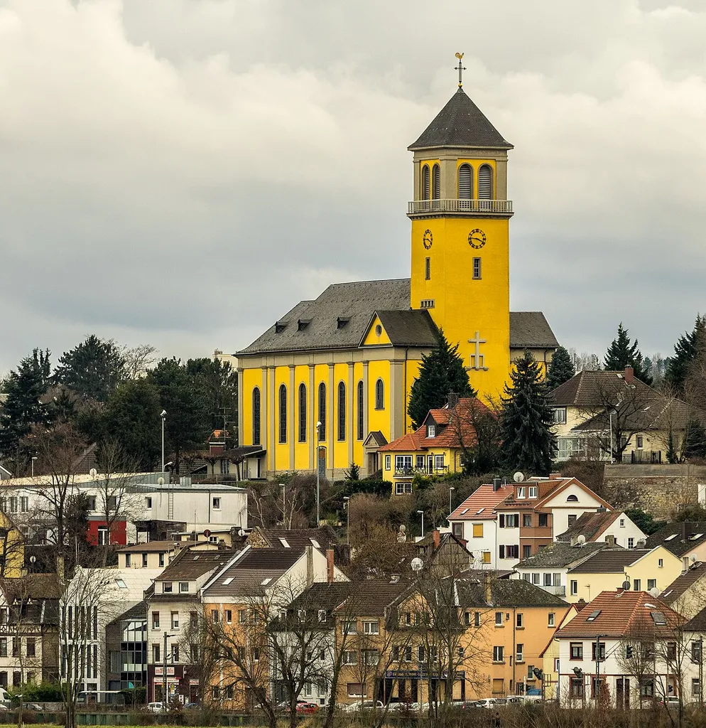 Katholische Pfarrkirche Mariä Himmelfahrt über Mainz-Weisenau. Ansicht von der anderen Rheinseite.
