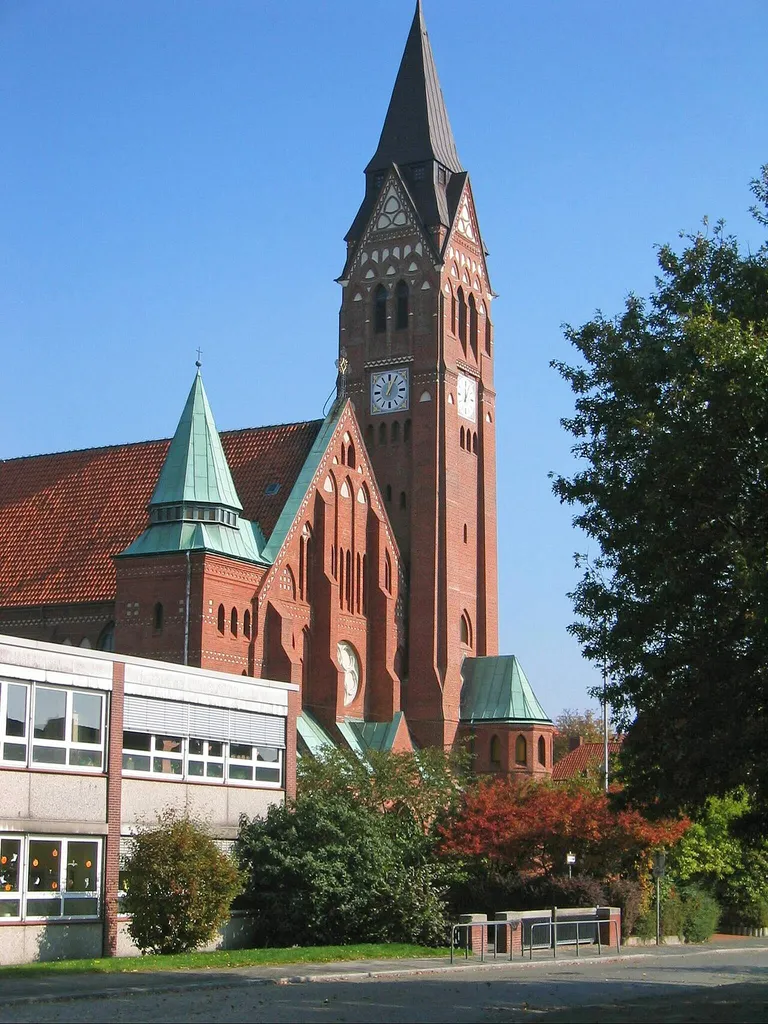 Lehe: katholische Herz-Jesu-Kirche, 1910-1911 von Maximilian Jagielski , Eupener Straße (links anschließend: katholische Schule)The object shown is a protected cultural monument in the Free Hanseatic City of Bremen with the number 1559 registered with the State Office for Monument Preservation. → Datenbankeintrag