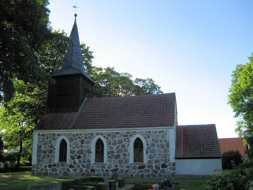 Kirche Polzow aus Blickrichtung Süden.