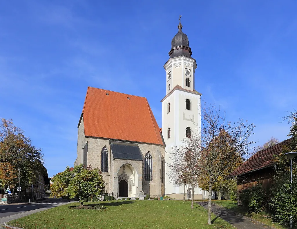 Südansicht der katholischen Pfarrkirche Mariä Heimsuchung in der oberösterreichischen Gemeinde Zell am Pettenfirst. Eine spätgotische, dreischiffige Kirche aus dem Ende des 15. Jahrhunderts mit einem eingezogenen zweijochigen Chor. Der Turm im südlichen Chorwinkel wurde 1672 bis 1677 von einem Adam Wieser aus Braunau errichtet.