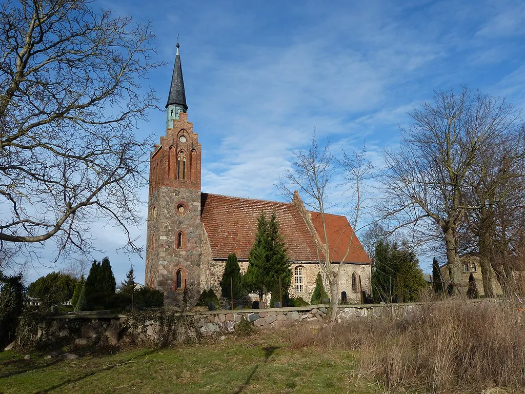 Kirche Völschow, Südseite und Friedhofsmauer