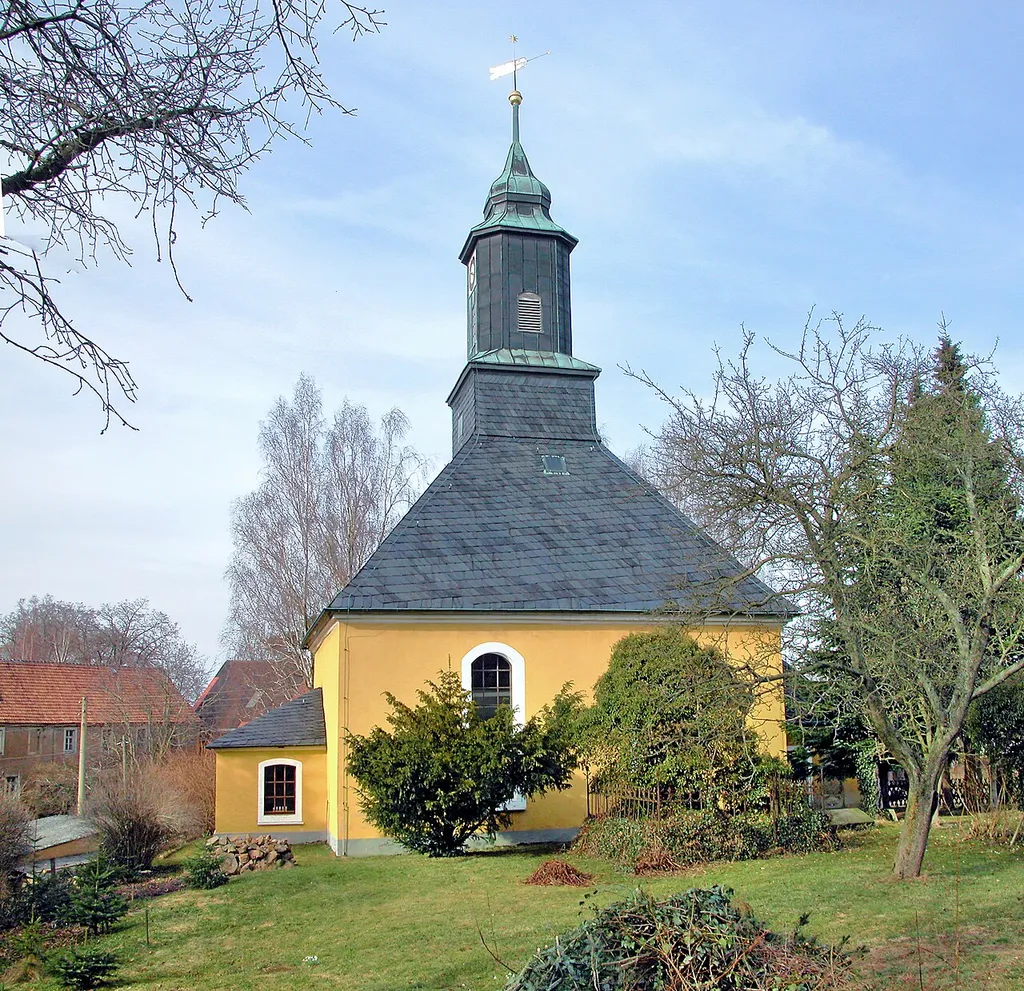 24.03.2010 04720 Ziegra (Ziegra-Knobelsdorf, ab 2013 zu Döbeln): Zum Park. Blick von Süden zur Kirche (GMP: 51.105617,13.055743). Sie wurde 1769/70 durch den Rittergutsbesitzer Julius Moritz von Hartitzsch errichtet. Die Umfassungsmauern sind teilweise noch vom Vorgängerbau, den man 1769 abbrach. [DSCN40577+40581.TIF]20100324405MDR.JPG(c)Blobelt