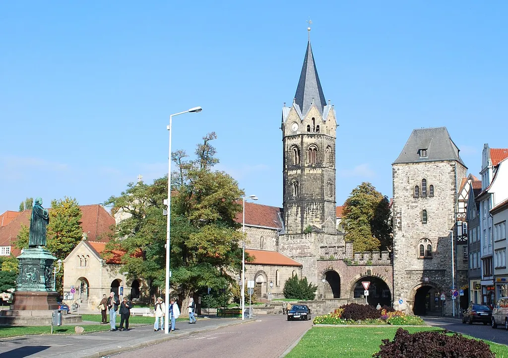 Karlsplatz in Eisenach mit Lutherdenkmal, Nikolaikirche und Nikolaitor