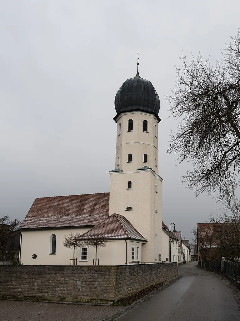 Die Margaretenkirche in Hausen ob Lontal in Baden-Württemberg, Ansicht von Südost.