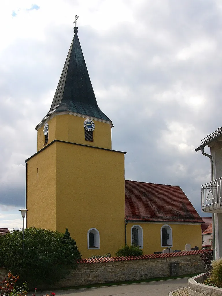 Katholische Filialkirche St. Wunibald; Saalbau mit Chorturm und Vorzeichen, 14. Jahrhundert, Erweiterung erste Hälfte 18. Jahrhundert; mit Ausstattung. Geschlossene Friedhofsummauerung, 17./18. Jahrhundert.
