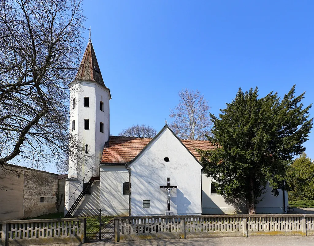 Filialkirche hl. Franz Xaver in der niederösterreichischen Gemeinde Mannsdorf an der Donau. Eine schlichte Dorfkirche im Nordosten des Ortes. Ursprünglich ein barocker Bau aus dem Jahr 1769, der von 1955 bis 1957 erweitert und umgebaut wurde.