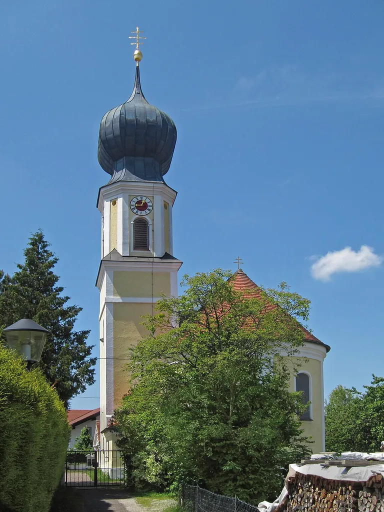 Mittbach; katholische Filialkirche St. Urban, Saalbau mit leicht eingezogener Apsis, Chorflankenturm mit Zwiebelhaube und angefügter Sakristei, Turm gotisch, sonst wohl Neubau erste Hälfte 18. Jahrhundert.
