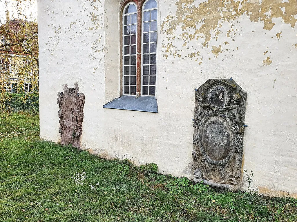 Kirchhof Lützschena - zwei historische Grabmale an der Ostseite der Schlosskirche