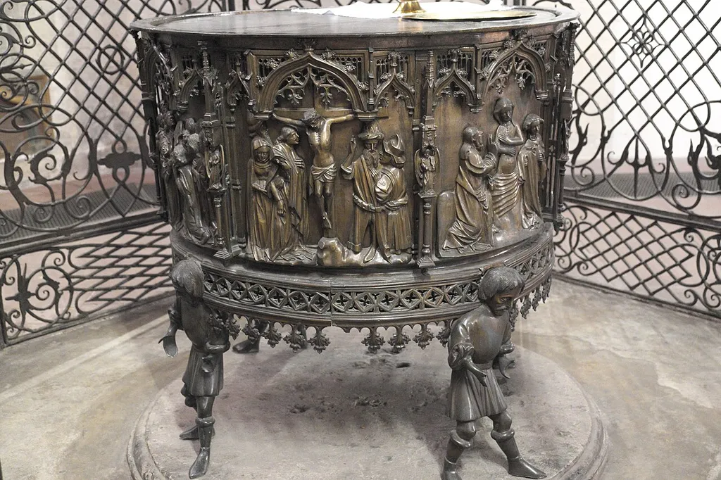 Evangelisch-lutherische Pfarrkirche St. Martini in Braunschweig (Niedersachsen/Deutschland), Taufbecken aus Bronze, von 1411, holzgeschnitzter Deckel (dreistöckiger Baldachin) von 1616, schmiedeeisernes Gitter von 1675