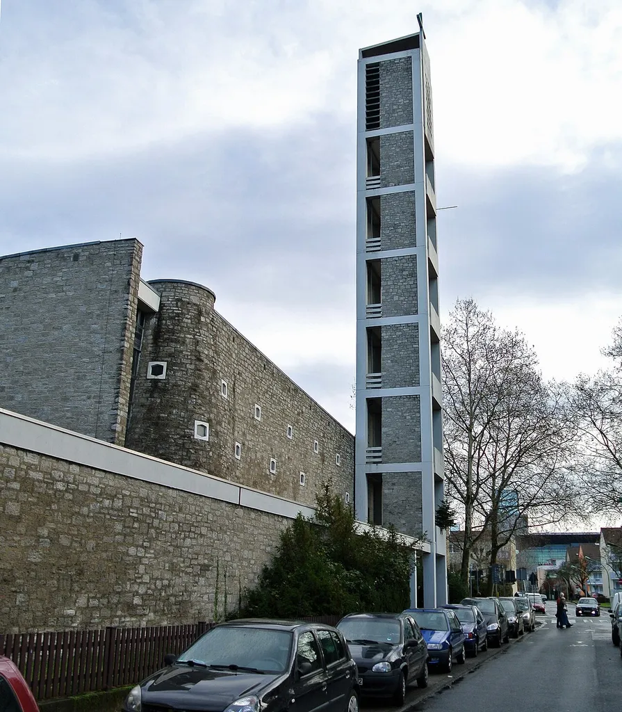 Dreifaltigkeitskirche in Frankfurt-Bockenheim-Kuhwaldsiedlung, Architekt: Werner Neumann, 1966 eingeweiht, Außenansicht