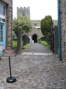 Gateway to south side of churchyard of Church of St Andrew
