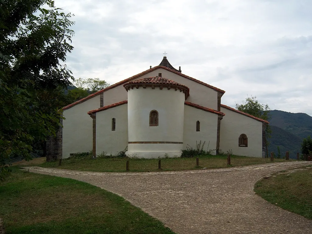 Vista general de la Iglesia de San Vicente y camino a seguir, declarada Bien de Interés Cultural en 1983. Situada en Serrapio, concejo de Aller, Asturias.