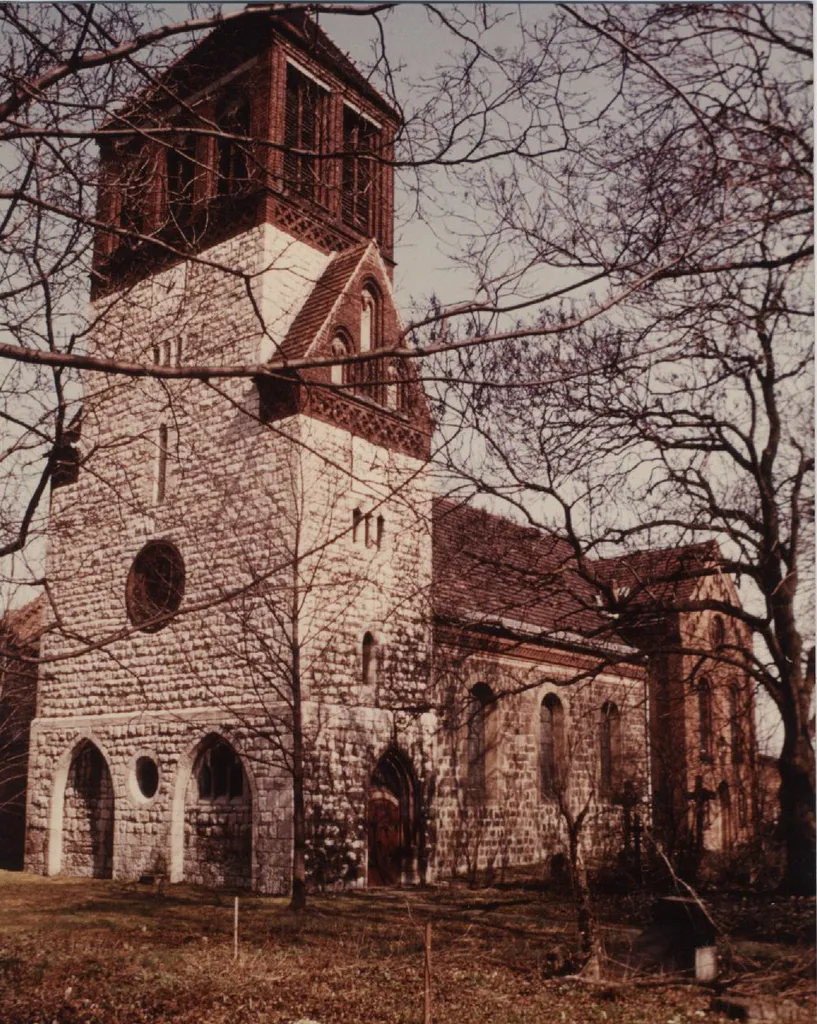 Dorfkirche Berlin-Rosenthal, im Vordergrund das neue Turmwerk aus Kalkstein (1902/03)