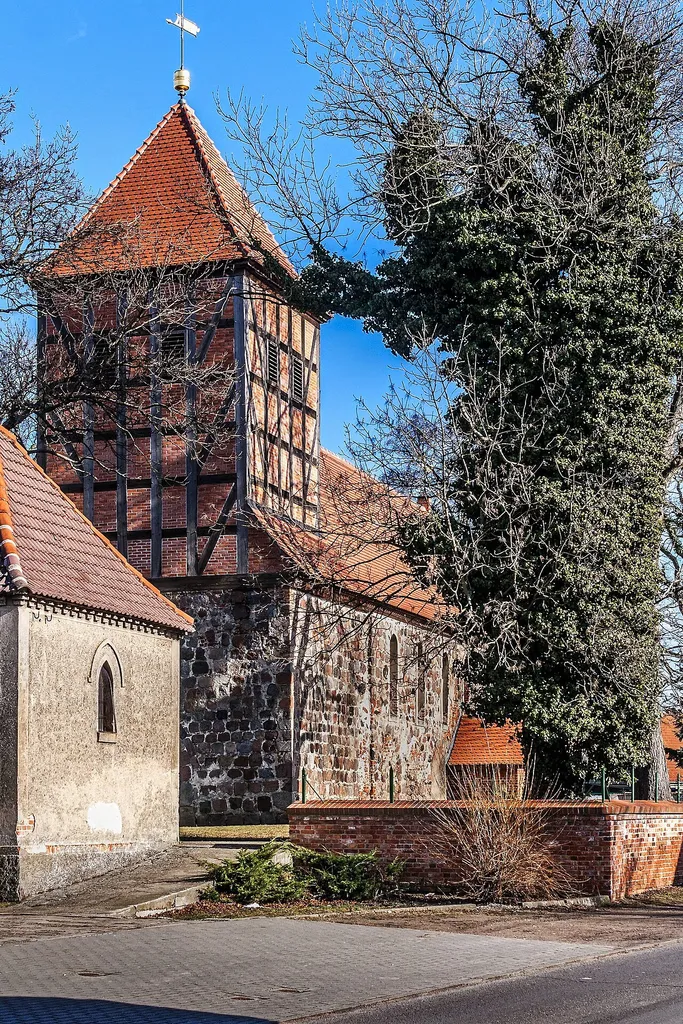 Die Dorfkirche Niederlandin ist ein langgestreckter rechteckiger Feldsteinbau mit leicht eingezogenem Westturm aus der zweiten Hälfte des 13. Jahrhunderts. Der quadratische Turmoberbau in Fachwerk, abgeschlossen durch ein Zeltdach, entstand um 1700. In der Kirche befindet sich ein spätgotischer Flügel-Schnitzaltar aus der Zeit um 1480 mit einer neugotischen Bekrönung. Die Kanzel mit geschnitzten Reliefs an Korb und Treppe stammt vom Anfang des 17. Jahrhunderts. Gleichzeitig entstand auch die Taufe. Außen am ehemaligen Erbbegräbnis befinden sich zwei figürliche Grabplatten: M. v. Arnim † 1590 und J. F. v. Diringshofen † 1810.