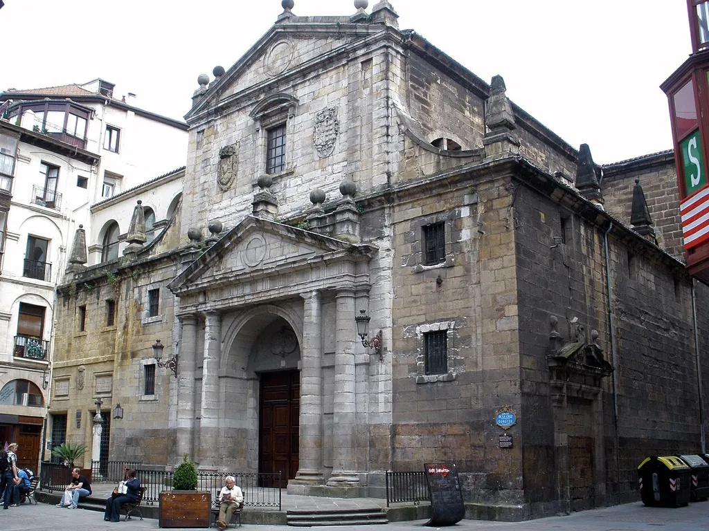 Iglesia de los Santos Juanes, Bilbao. Detrás, Museo Arqueológico, Etnográfico e Histórico Vasco